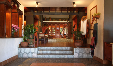 Entrada de la Hostería Lunahuana, Tucumán, Argentina