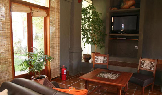 Lobby de la Hostería Lunahuana, Tucumán, Argentina